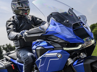 【BMW R1300RT 試乗】200km/hクルーズの快適さは、もはや飛行機レベル…佐川健太郎 画像