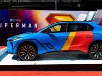 トヨタ『bZ4X』がスーパーマンカラーに!? 映画『スーパーマン』起用でレッドカーペットに登場 画像