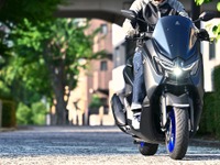 【ヤマハ NMAX 試乗】デザインは「超人バロム・1」!? ドイツ車的な重厚さを増した走りの心地よさ…伊丹孝裕 画像