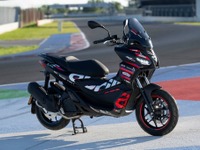 アプリリア、MotoGPマシンのグラフィックを再現したスクーター『SR GT 200レプリカ』を発売、61万6000円 画像