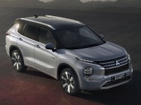 三菱『アウトランダーPHEV』改良新型、EV航続が拡大…年内米国発売へ 画像