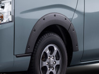 日産 キャラバンの「SOTOASOBIパッケージ」、JAOS製フェンダーガーニッシュ採用 画像