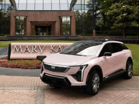 化粧品の「Mary Kay」、伝統のピンクキャデラックを電動SUV『オプティック』に刷新 画像