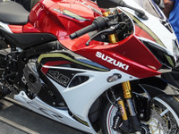 待望の新型スズキ『GSX-R1000R』が予告なしの初公開！「3色3様」往年のレーシングカラーで日本市場復活へ 画像