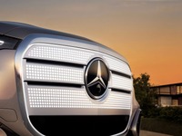 電動時代のベンツはついに「グリルが光る」！ 9月発表の新型『GLC』から新デザインに 画像