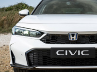 ホンダ『シビック e:HEV』英国モデルの新デザインに好感触！ SNSではその価格にも注目が集まっており… 画像