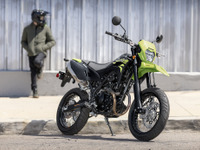 カワサキ『KLX230SM』、新カラーとスマホアプリ対応で9月15日発売…63万8000円 画像