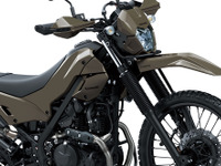 ミリタリーファンも注目!?「まるで偵察用オートバイ」なカワサキの新型車に「めっちゃカッコヨ」と反響 画像