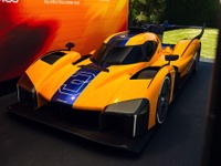 マクラーレンの新型ハイパーカー、インディ500優勝車に敬意の新塗装で登場…モントレーカーウィーク2025 画像