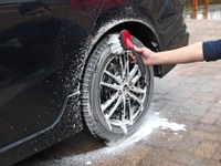 コメリが洗車グッズの新商品を発売、撥水力2倍のカーワックススプレーなど4アイテム 画像