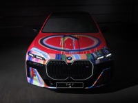 BMWの最上位EVセダン『i7』がアートカーに、韓国人アーティストとコラボ…9月3日初公開へ 画像