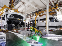 メルセデスベンツ、独工場にロボット犬「アリス」導入…圧縮空気漏れを検知し省エネに貢献 画像