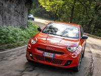 フィアットの新型電動SUV『600e』、新グレード「アイコン」を英国設定 画像