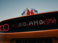 メルセデスAMGとアディダス、スーパーEVとマラソンで世界記録樹立…限定ランニングシューズ発売へ 画像