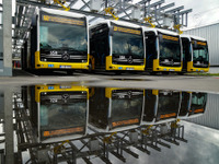 パンタグラフでメルセデスベンツのEVバスを充電、28台同時充電可能な電気バス充電設備が稼働 画像