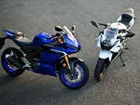 「小さなハヤブサ」と「小さなYZF-R1」が宿っている…同じ250ccスポーツでも全く違う!? スズキ『GSX250R』とヤマハ『YZF-R25』を乗り比べてみた 画像