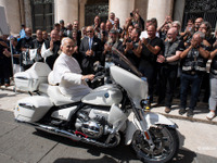 ローマ教皇がBMW『R18』を祝福!? CEOも「クレイジーなアイデア」、サイン入りで慈善オークションに 画像
