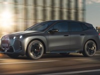 BMWの電動SUV『iX』の最高峰「M70」、フローズンペイントの限定車は5台限り…1998万円 画像