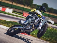 ハスクバーナのスーパーモト『FS 450』が2026年モデルに、燃料噴射設定変更で静粛性アップ 画像