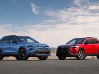 トヨタ『カローラクロス』改良新型、米国はガソリン車も設定…ハイブリッドと顔が違う 画像