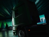 メルセデスベンツ、新型EVトラック『eActros』に派生モデル…9月30日発表へ 画像