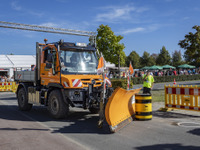 メルセデスベンツの万能車、『ウニモグ』が実力発揮…除雪車選手権をドイツで開催 画像