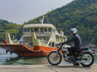 カワサキの大型レトロバイク『W800』にホワイトとブルーが登場、価格は130万9000円 画像