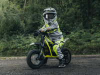 座って・立って2WAY、トライアンフからジュニアライダー向け電動オフロードバイク『TXP』登場 画像