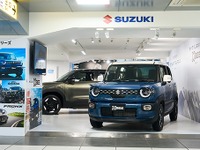 スズキ『クロスビー』改良新型、新幹線浜松駅コンコースに展示開始…『eビターラ』と揃い踏み 画像