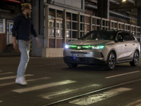 オペル、新照明技術発表…自動運転時の歩行者とのコミュニケーション機能搭載 画像
