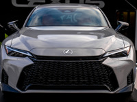 レクサス『IS』改良新型、新フェイスの実車を初公開…米国仕様は「F SPORT」のみ 画像