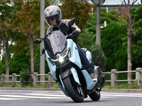 【ヤマハ NMAX155 試乗】「シフトボタン」でテンション爆上げ！電子制御CVTによる新感覚の走りとは…伊丹孝裕 画像