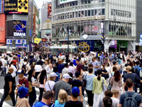 1～9月の訪日客、最速3000万人超、円安追い風で消費額も過去最高7兆円迫る［新聞ウォッチ］ 画像