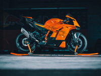 KTM、高性能スーパースポーツ『990 RC R』の2026年モデルを発表 画像