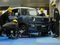 どうやって駅構内に運んだ？『クロスビー』改良新型のJR浜松駅搬入の裏側をスズキが公開 画像