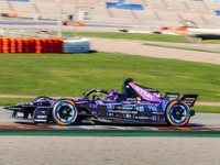 次期『カイエン』プロトの迷彩色、ポルシェの「フォーミュラE」マシンに採用…技術応用を強調 画像