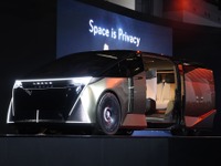 新型『レクサスLS』が6輪のミニバンになった理由をデザイナーに聞いてみた…ジャパンモビリティショー2025 画像