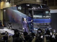 長距離輸送の決め手となるか? 三菱ふそう、水素トラックを「エンジン車」と「燃料電池車」の2本立てで世界初公開!…ジャパンモビリティショー2025 画像