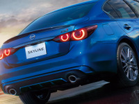 日産『スカイライン』最後の改良か？ 限定400Rも登場、「湾岸ブルーかっこいい！」「買うなら急いで」など注目の的に 画像