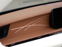 レクサス『LC』特別仕様「PINNACLE」、タジマのAI刺繍技術を採用…助手席の前方パネルに 画像