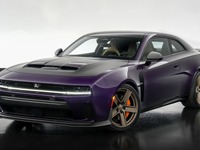 550馬力のマッスルカー『チャージャー』新型を純正用品でカスタム、カーボンパーツで攻撃的に…SEMA 2025 画像