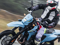 【スズキ DR-Z4SM 試乗】「もはや反則級！」身軽なのに超パワフル、オールマイティな“戦闘力”に唸る…青木タカオ 画像