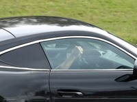 コックピット見えた！ 2027年型ポルシェ『718ケイマンEV』、衝撃の価格も発覚 画像