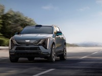 キャデラック『エスカレードIQ』、完全ハンズフリー運転実現へ…2028年にアイズオフ運転技術導入 画像