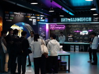 どうしたアイシン!? あざとエモい“ガレージ風”展示の完成度がやたら高かった件…ジャパンモビリティショー2025 画像