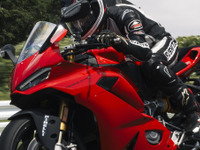 【ドゥカティ パニガーレV2 試乗】かつてないほどフレンドリー！ おすすめは豪華装備の「V2S」…小川勤 画像