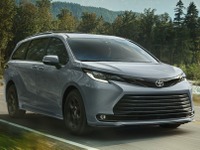 米トヨタのミニバン『シエナ』、新色「ヘビーメタル」と新装備採用…約620万円から 画像