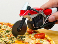 スズキ KATANA 型ピザカッターに新色レッド登場！ 限定1000個 画像