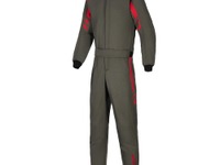 アルパインスターズ、4輪競技向けレーシングスーツなど2026年ラインナップが発売 画像