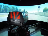 ドライビングシミュレータとヘッドマウントディスプレイ技術を融合、S&VLとLP-RESEARCHが連携 画像
